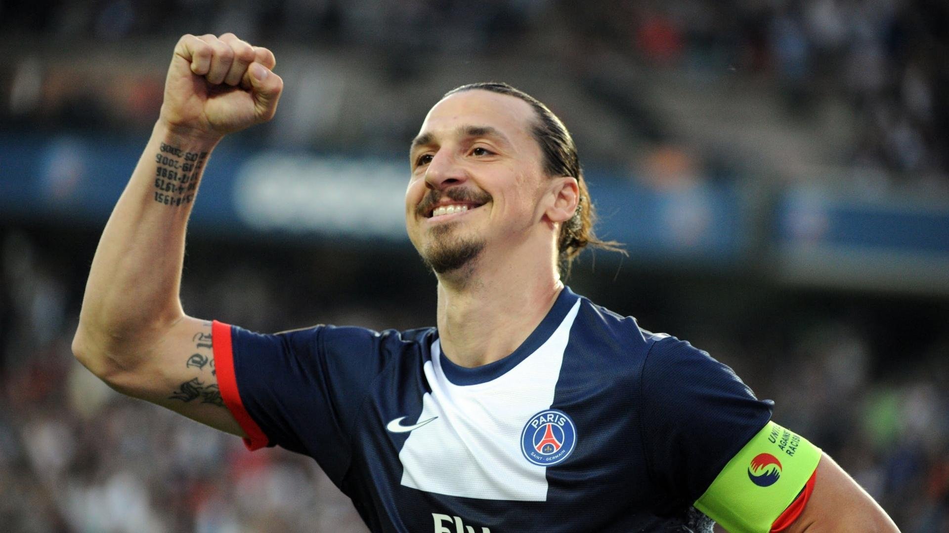 西甲中锋连续破门，助球队稳坐榜首，西甲最佳中卫